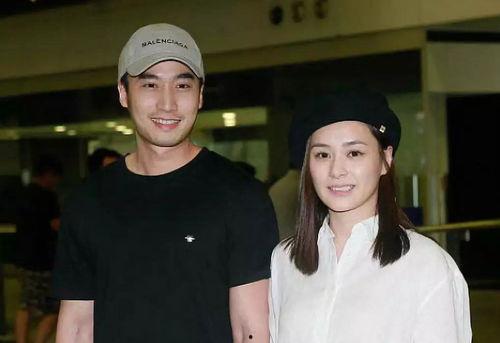 51网友拍到网红吃瓜,网红现场吃瓜，场面引发网友热议！”